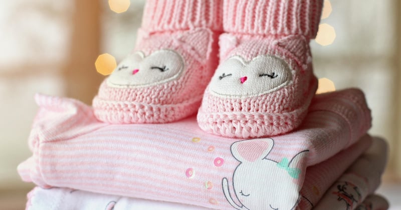 Comment doucher bébé en toute sécurité : le guide pas à pas