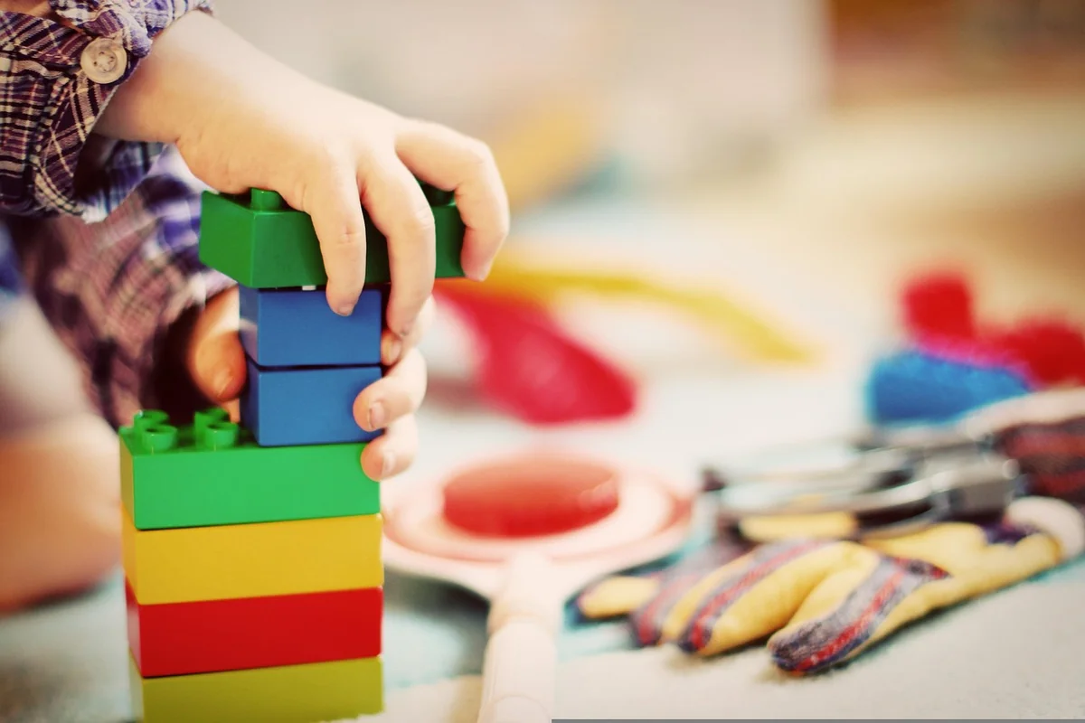 15 jeux extérieur pour enfant seul dans le jardin qui développent l'autonomie
