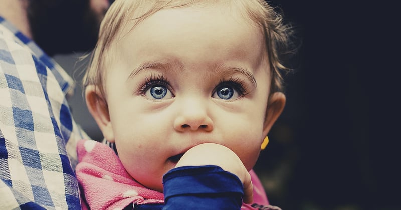 Couleur des yeux de bébé : quand et comment la connaître